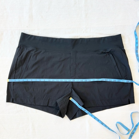 NWT Athleta Trekkie North Short in Black - Picture 4 of 15